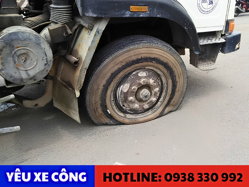 Xử lý khi xe bị nổ lốp