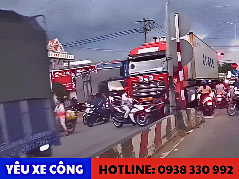 Xe máy tạt đầu xe lớn