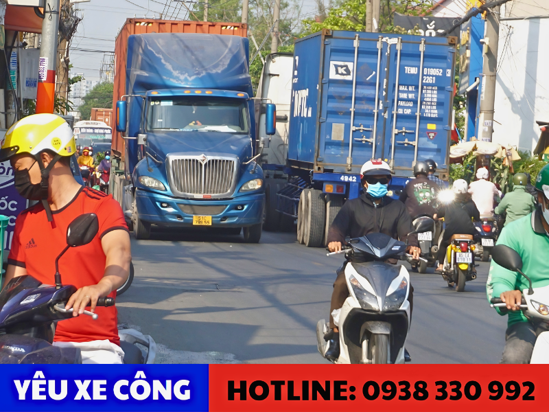 Những điều cần nhớ khi di chuyển gần xe lớn