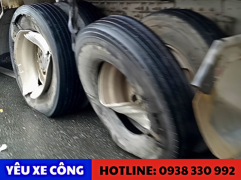 Xe bị nổ lốp
